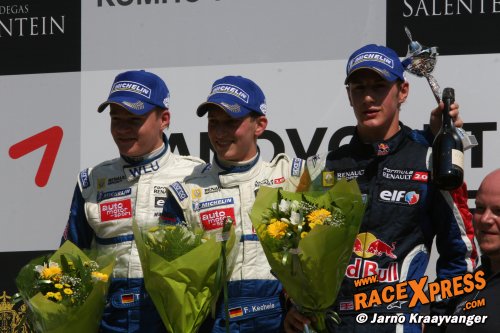 Frank Kechele staat als winnaar van de eerste race op het podium